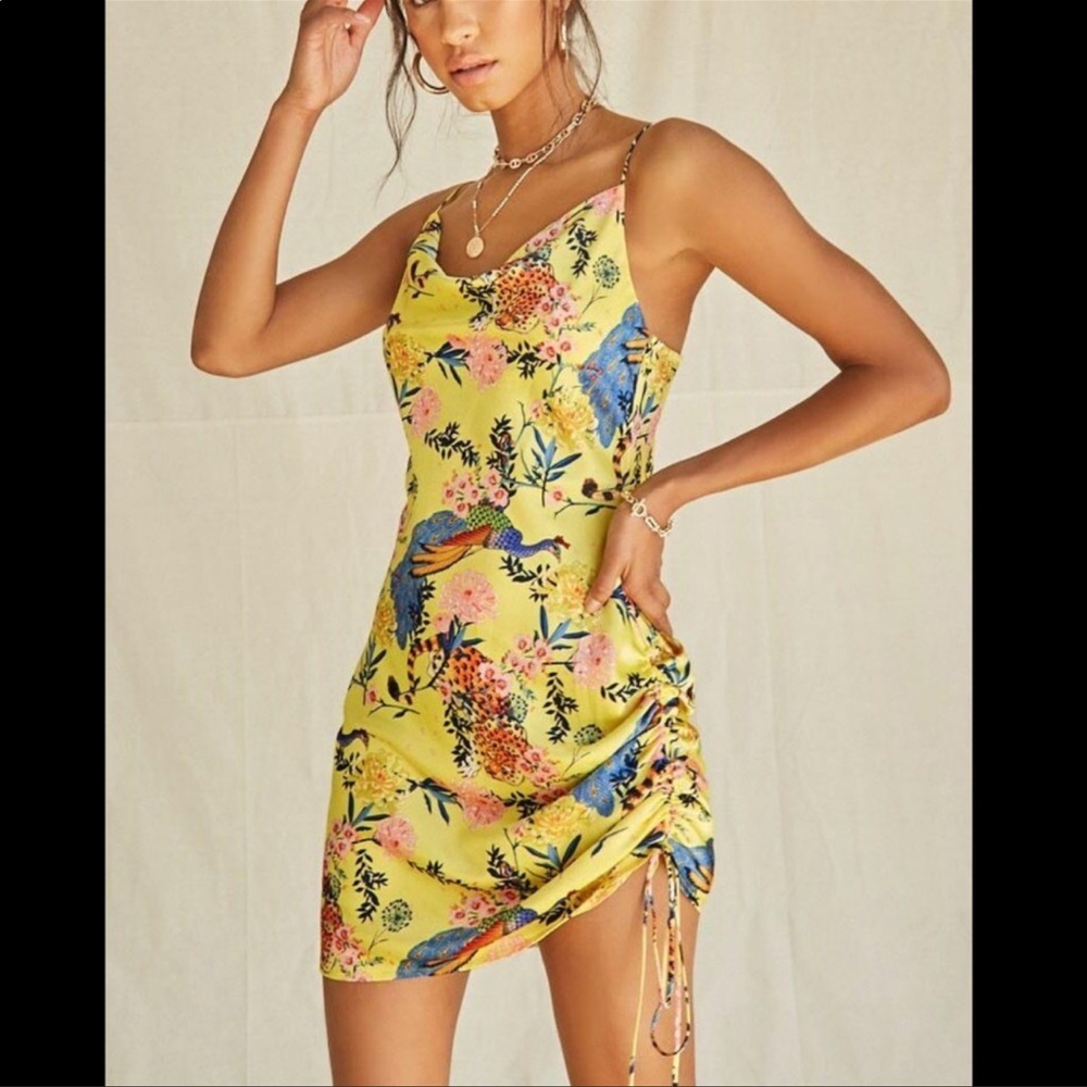 Forever 21 Yellow Satin Tropical Floral Print Mini
Dress Small.